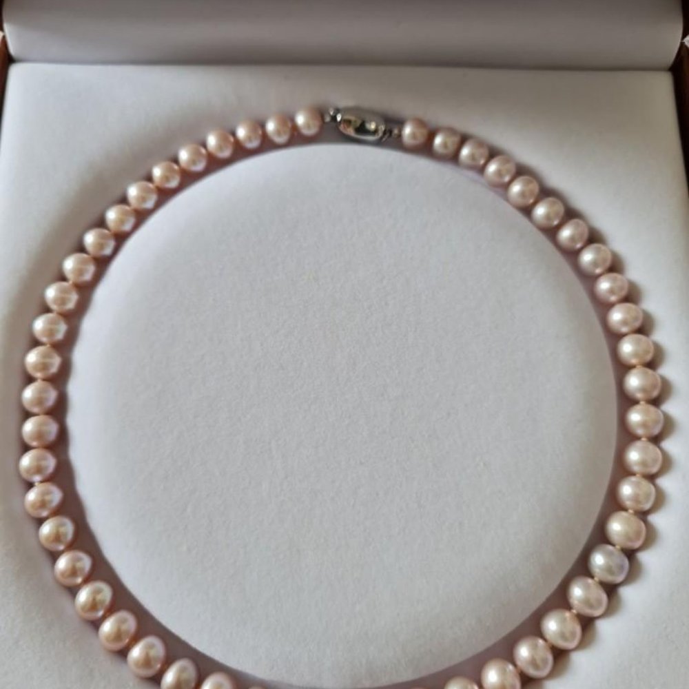 Women's necklace pearl